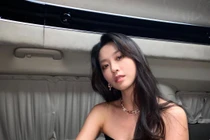 "Nữ thần Hàn Quốc" lên top tìm kiếm vì tự sửa lại cổ áo