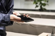 Khi sạc điện thoại di động, đừng lặp lại 5 sai lầm này 