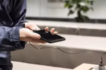 Khi sạc điện thoại di động, đừng lặp lại 5 sai lầm này 