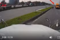 Video: Cố tình đi ngược chiều, tài xế container gặp ngay kết đắng
