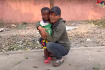 Quang Linh Vlog dùng tuyệt chiêu dạy 'con trai thất lạc' 