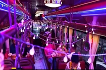 Video: Ăn lẩu trên xe buýt ở Trung Quốc