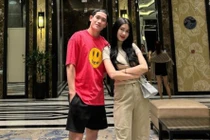 Vợ trung vệ điển trai nhất nhì Việt Nam phải đi viện vì stress 