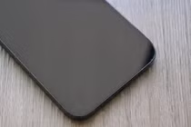 Vì sao màn hình iPhone 12, iPhone 13 trầy xước 