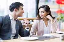 Đi làm về muộn, nhìn cái bánh kem trên bàn tôi rơi nước mắt