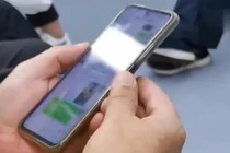 Vô tình nhìn điện thoại ông chú bên cạnh, bàng hoàng hành vi bỉ ổi