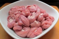 Bí quyết đơn giản luộc lòng lợn trắng giòn, không đắng