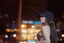 Cô gái diện áo yếm nổi bật nhất phố vì khoe trọn "võng lưng ong" 