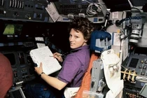 Phi hành gia bị cấm không được dùng bút chì ngoài không gian