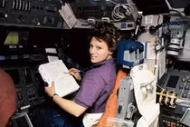 Phi hành gia bị cấm không được dùng bút chì ngoài không gian