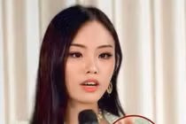 Hoa hậu Hòa bình Hong Kong chép tài liệu lên tay thi phỏng vấn