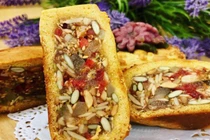 Bánh trung thu được bày bán sớm, khách nhìn bảng giá “giật mình”