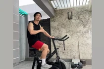 Công Phượng xuất hiện phờ phạc, chắc thức đêm chăm con đây mà