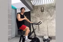 Công Phượng xuất hiện phờ phạc, chắc thức đêm chăm con đây mà