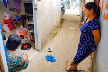 Phòng trọ như lò thiêu, lao động nghèo bật 2 quạt... ngồi thở