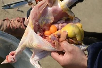 Mổ gà thấy trong bụng có một cục mỡ, nên ăn hay vứt?