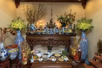 Bài trí bàn thờ ngày Tết: Tài Thần gõ cửa, Hỷ Thần nghênh đón