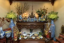 Bài trí bàn thờ ngày Tết: Tài Thần gõ cửa, Hỷ Thần nghênh đón