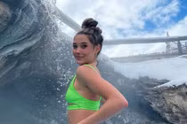 Nhan sắc xinh đẹp của bông hồng lai làng trượt tuyết Trung Quốc