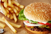 Bị chê chân to, cô gái giảm 15kg trong 6 tháng bằng đồ ăn nhanh