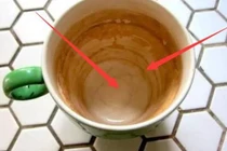 Vết trà bám trên cốc dày đến đâu, mẹo nhỏ này cũng đánh bay