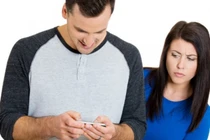 Chồng nhắn tin với người yêu cũ, vợ cao tay nên làm điều này