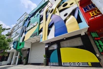 Chủ quán bar: 'Mỗi tháng tôi lại bay mất vài căn nhà'