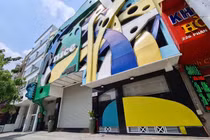 Chủ quán bar: 'Mỗi tháng tôi lại bay mất vài căn nhà'