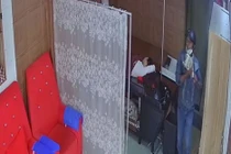 Video: Người đàn ông vào trộm túi xách khi chủ tiệm gội đầu ngủ