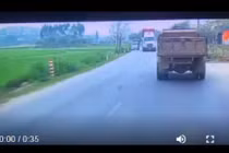 Video: Lao vào xe container như tự sát, xe tải nát đầu, sập bánh