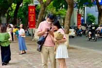 Bạn trẻ chen chân chụp ảnh đón thu trên phố Hà Nội