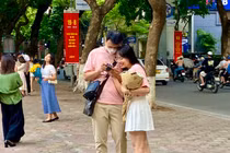 Bạn trẻ chen chân chụp ảnh đón thu trên phố Hà Nội