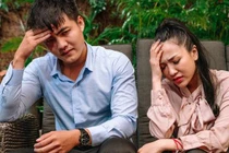 Vợ tái mét mặt, đòi ly hôn khi giở gói quà chồng tặng