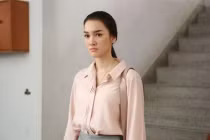 Anh trai đưa người yêu cũ đi mua sắm, bỏ mặc vợ chăm con