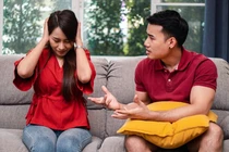 Hai năm đi làm gửi tiền về, ngày gặp vợ tôi suýt ngất