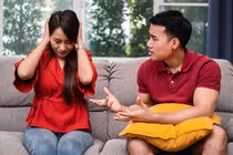 Hai năm đi làm gửi tiền về, ngày gặp vợ tôi suýt ngất