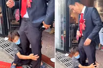 Người phụ nữ Trung Quốc ôm chặt chân chú rể để xin tiền