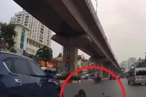 Chạy xe máy kiểu “1 mình 1 đường”, 2 cô gái bị ô tô tông văng