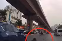 Chạy xe máy kiểu “1 mình 1 đường”, 2 cô gái bị ô tô tông văng