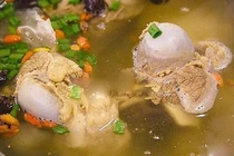 Nước hầm xương không chỉ tốt cho xương khớp mà còn nhiều lợi ích