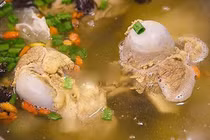 Nước hầm xương không chỉ tốt cho xương khớp mà còn nhiều lợi ích