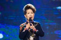 Nữ danh ca 15 tuổi nổi tiếng, U80 vẫn đắt show là ai?