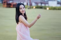 BTV Hoài Anh mặc style tươi trẻ, "hack" dáng mỗi khi rời trường quay