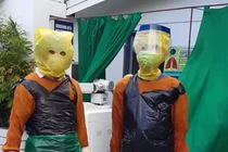 Xót xa đội ngũ y bác sĩ phải tự chế đồ bảo hộ từ... túi đựng rác