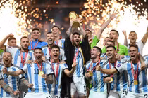 Khoảnh khắc Messi ăn mừng "tột độ" cùng Cúp vàng World Cup