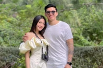 Đoàn Văn Hậu 'khóa môi' bạn gái cực ngọt