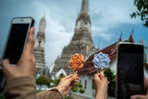 Món kem lấy cảm hứng từ ngói chùa Thái khiến du khách trầm trồ