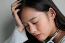 Đến nhà bạn thân, tôi lặng người thấy chồng cũ đang nấu ăn