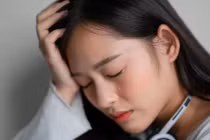 Đến nhà bạn thân, tôi lặng người thấy chồng cũ đang nấu ăn