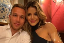 Người đẹp đam mê đánh bài, yêu say đắm tân binh Liverpool